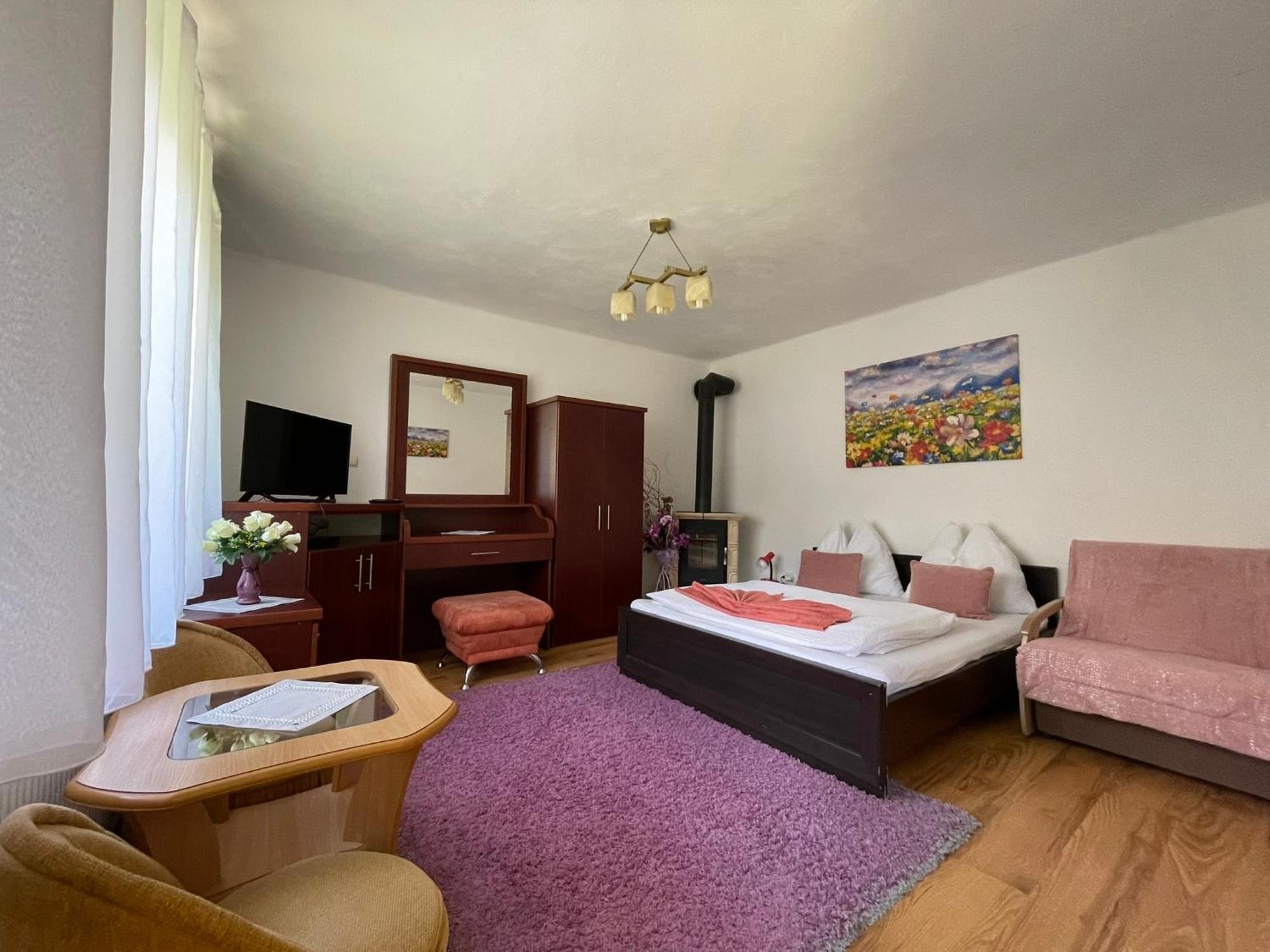 Apartmany Pod Troma Korunami Cerveny Klástor Exterior foto