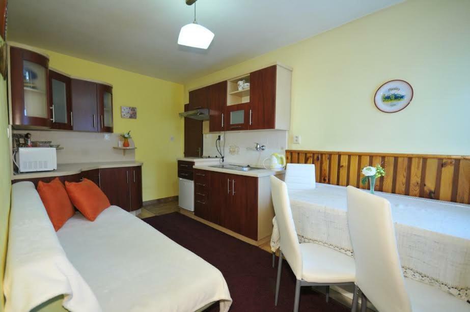 Apartmany Pod Troma Korunami Cerveny Klástor Exterior foto